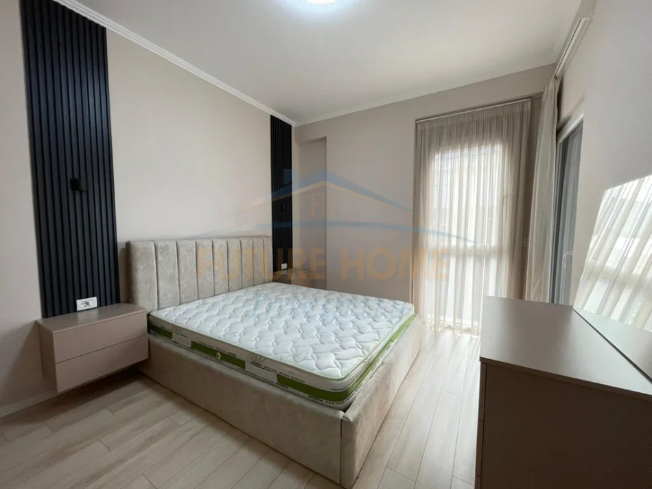 Tirane, jepet me qera apartament 1+1+Ballkon Kati 4, 60 m² 600 € (EMERLAD CENTER)