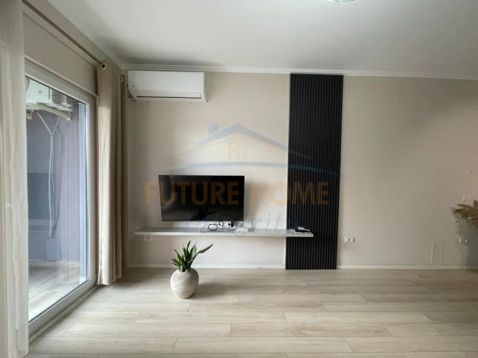 Tirane, jepet me qera apartament 1+1+Ballkon Kati 4, 60 m² 600 € (EMERLAD CENTER)