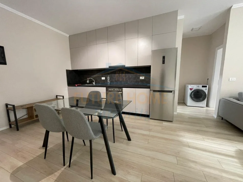 Tirane, jepet me qera apartament 1+1+Ballkon Kati 4, 60 m² 600 € (EMERLAD CENTER)