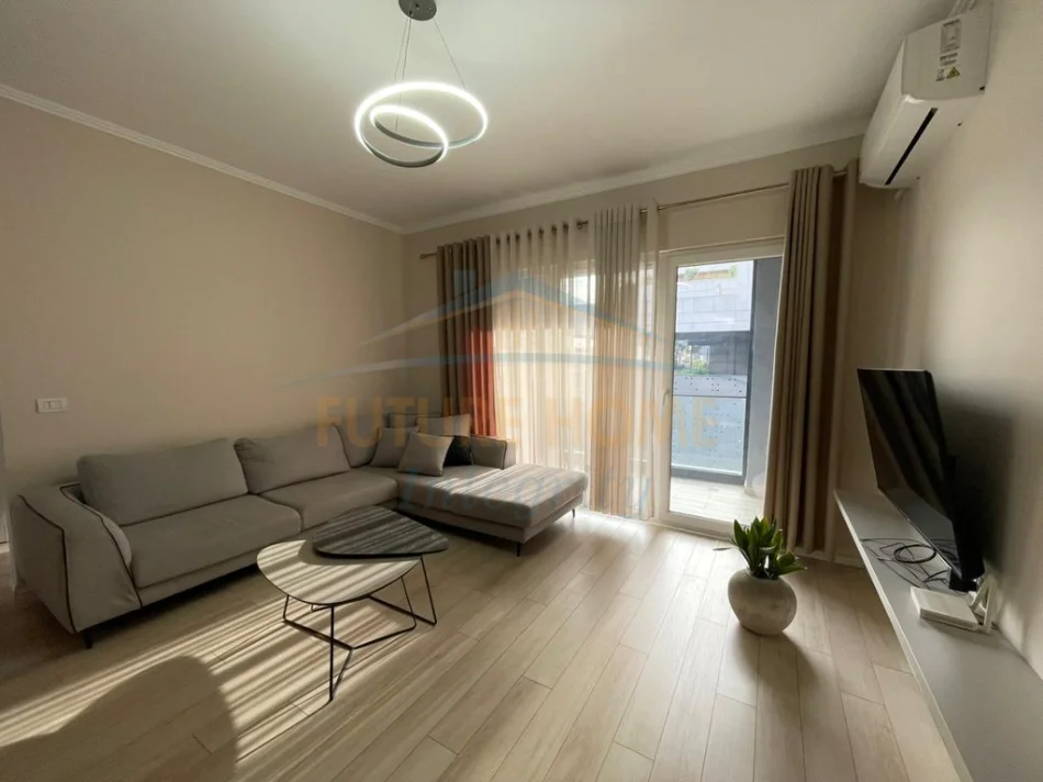 Tirane, jepet me qera apartament 1+1+Ballkon Kati 4, 60 m² 600 € (EMERLAD CENTER)