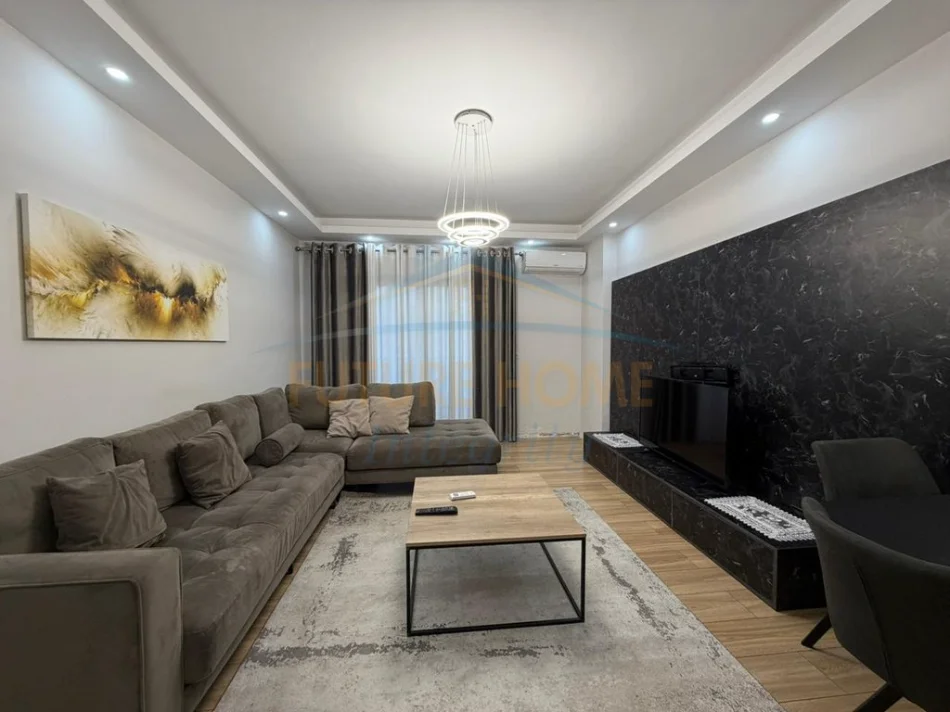 Tirane, jepet me qera apartament 2+1+Ballkon Kati 5, 100 m² 600 € (Unaza e Re)
