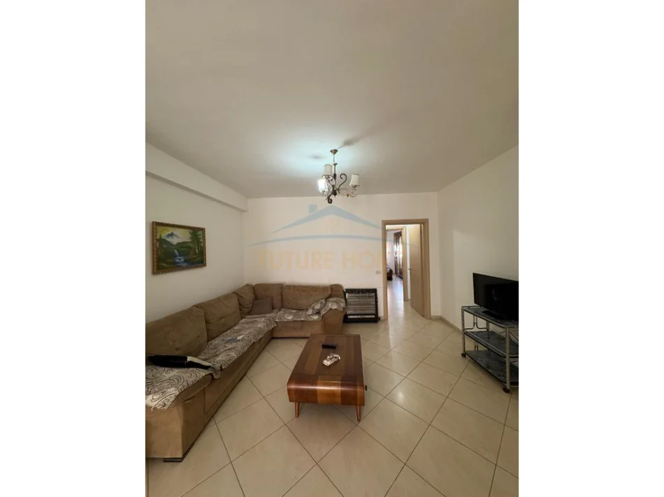 Tirane, jepet me qera apartament 2+1+Ballkon Kati 4, 106 m² 450 € (Unaza e Re)