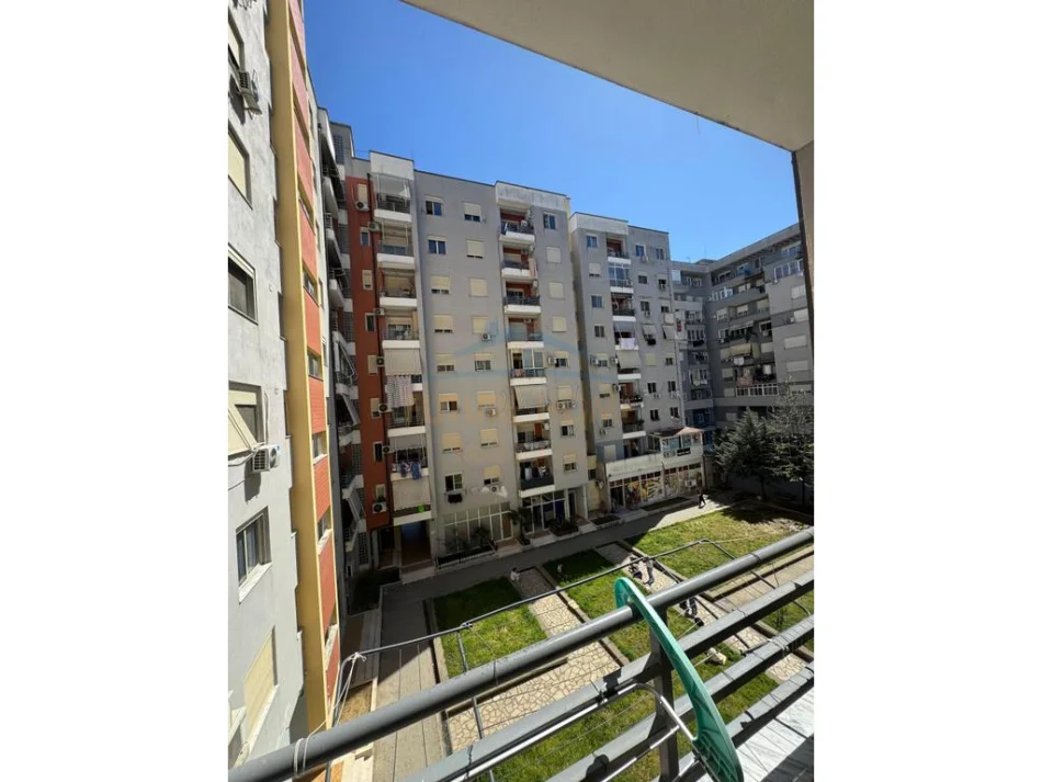 Tirane, jepet me qera apartament 2+1 , 106 m² 450 € (Vila L)