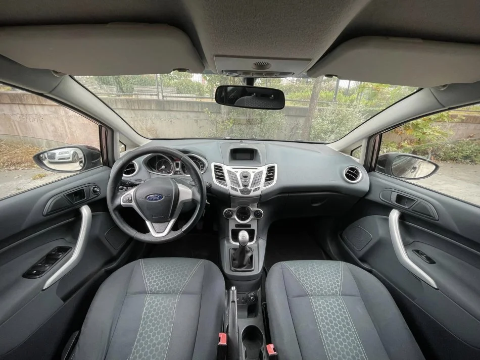 Tirane, shes makine FORD FIESTA Nafte, vishnje manuale Klima 142.000 km 1 €