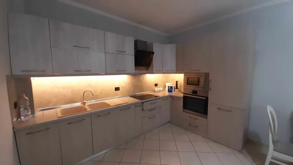Durres, jepet me qera apartament 2+1+Ballkon Kati 7, 400 € (Qender, Durres)