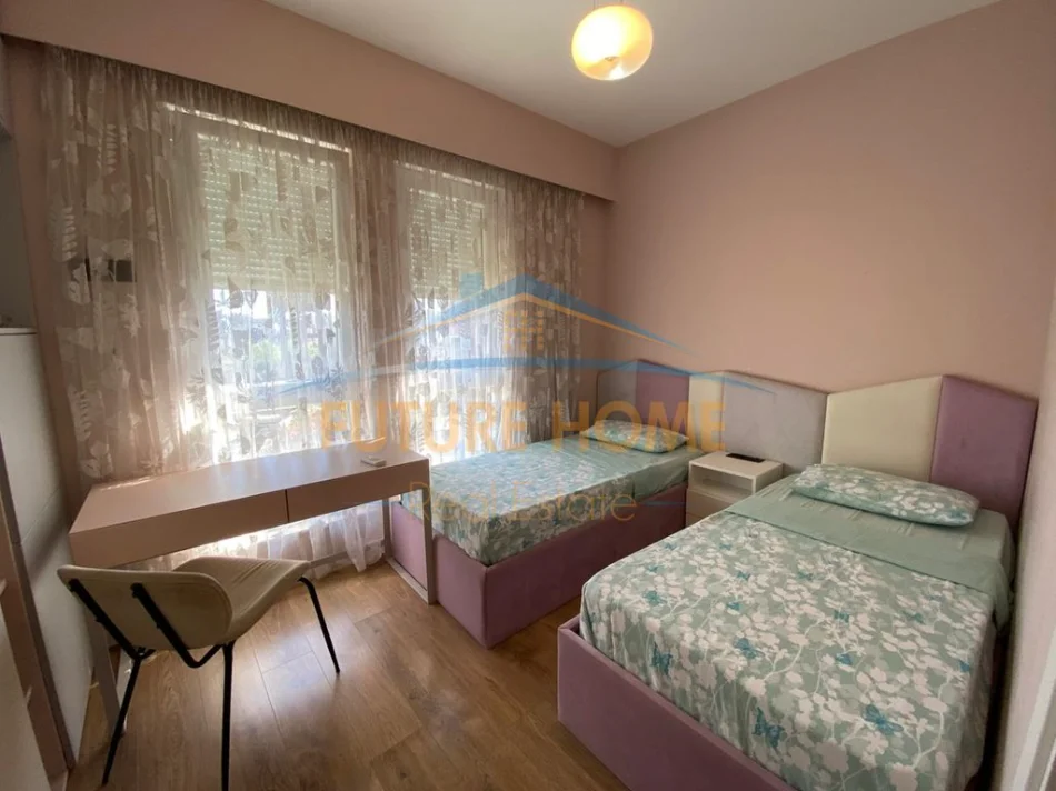 Tirane, jepet me qera apartament 3+1 Kati 3, 120 m² 1.000 € (5 Maji)
