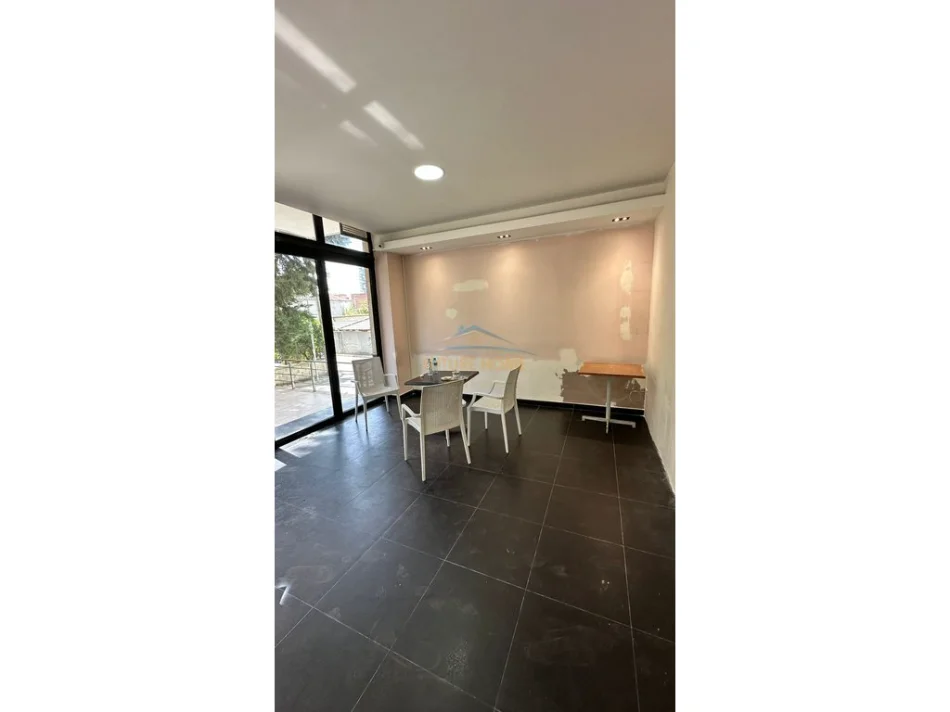 Tirane, jepet me qera ambjent biznesi Kati 0, 67 m² 800 € (Don Bosko)