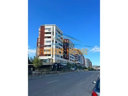 Tirane, jap me qera dyqan Kati 0, 90 m² 2.700 € (unaza e re)