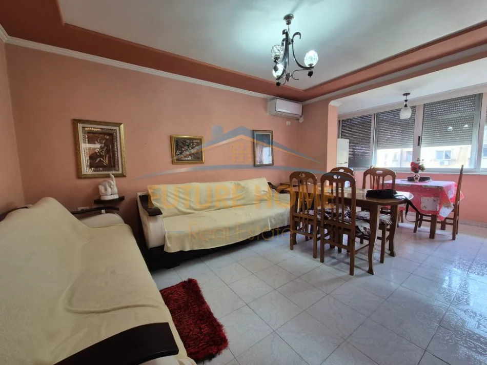 Tirane, jepet me qera apartament 1+1 Kati 5, 63 m² 470 € (21Dhjetori, pranë Mozaikut)