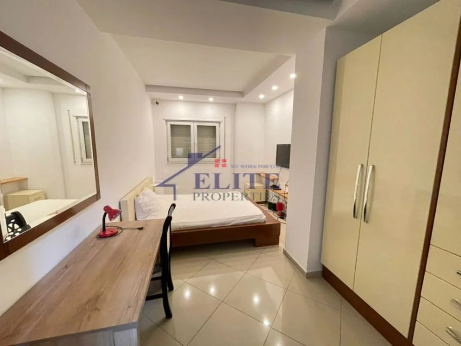 Tirane, jepet me qera apartament 2+1+Ballkon Kati 4, 120 m² 700 € (Zogu i Zi)