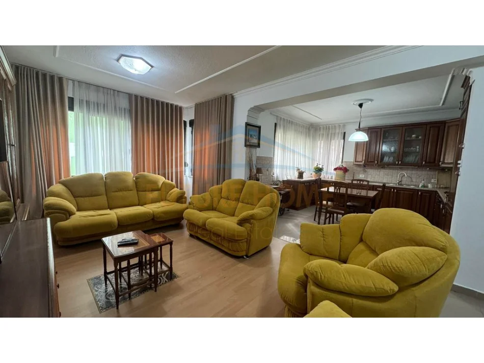 Tirane, jepet me qera apartament 2+1 Kati 7, 118 m² 1.200 € (BLLOKU)