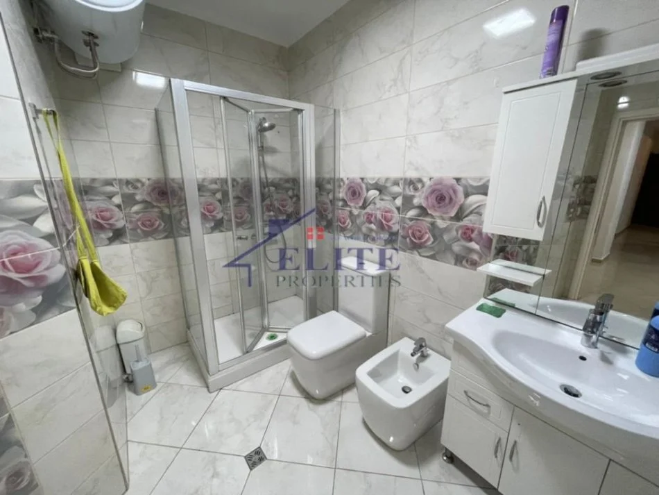 Tirane, jepet me qera apartament 2+1+Ballkon Kati 4, 120 m² 700 € (Zogu i Zi)