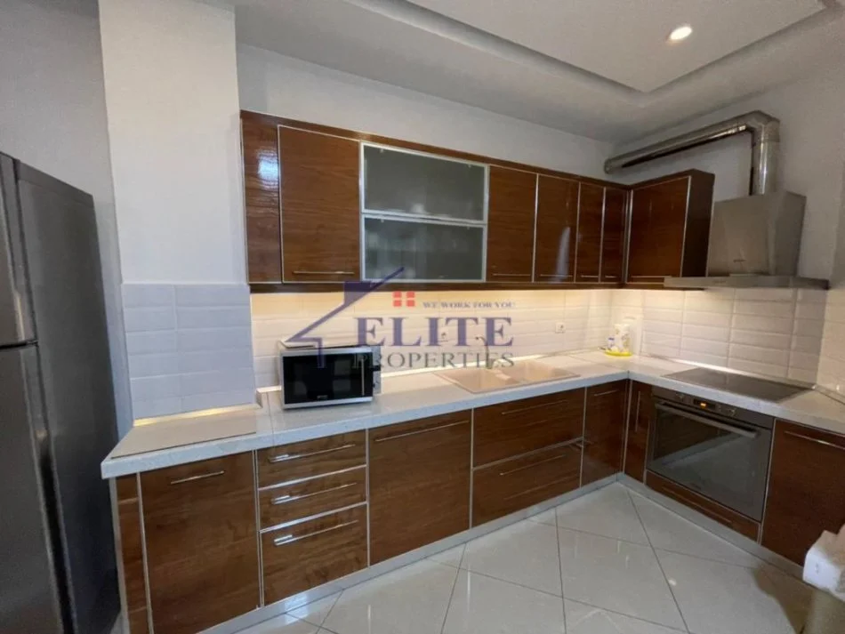 Tirane, jepet me qera apartament 2+1+Ballkon Kati 4, 120 m² 700 € (Zogu i Zi)
