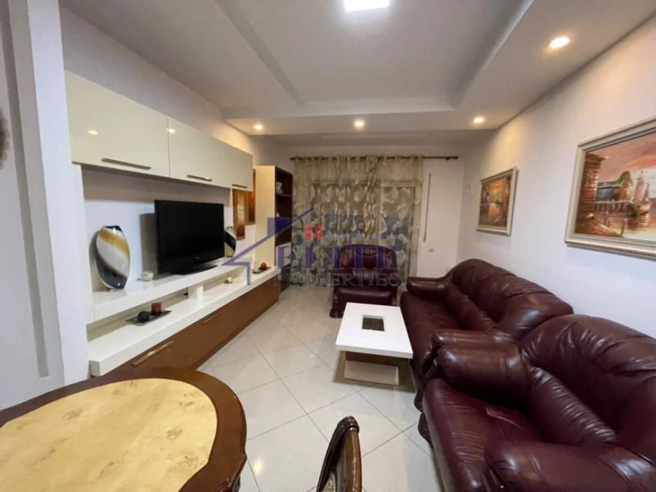 Tirane, jepet me qera apartament 2+1+Ballkon Kati 4, 120 m² 700 € (Zogu i Zi)