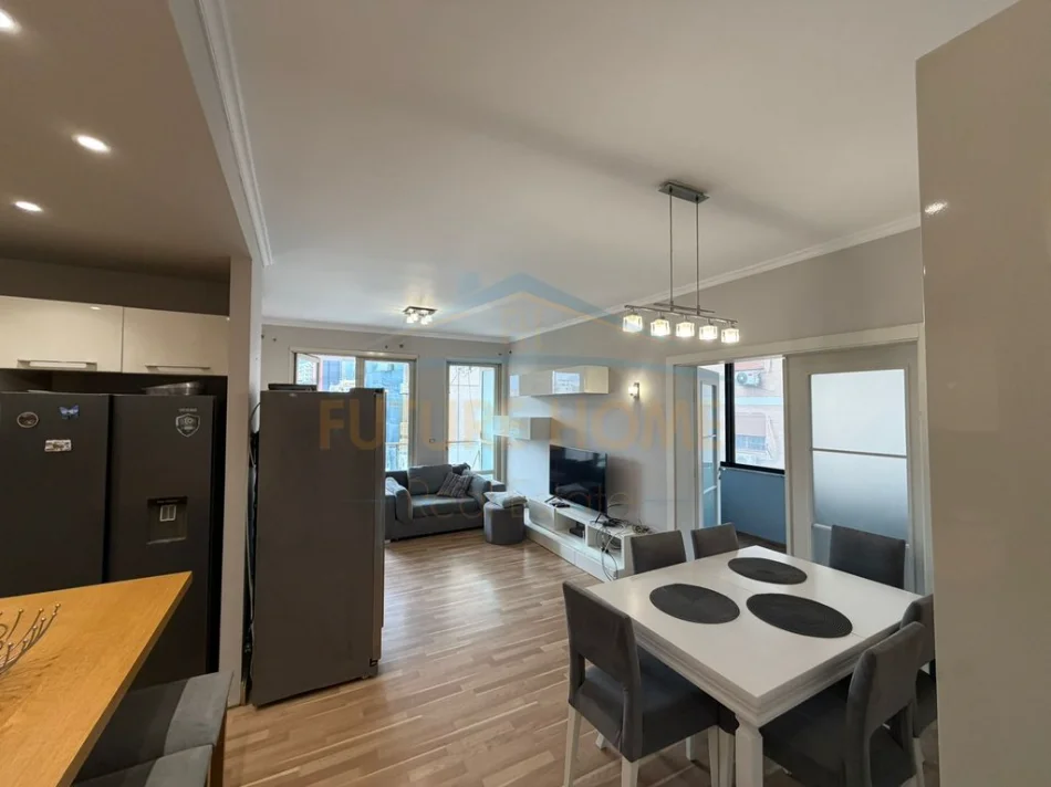 Tirane, jepet me qera apartament 3+1+Ballkon Kati 4, 105 m² 800 € (Stacioni I Trenit)