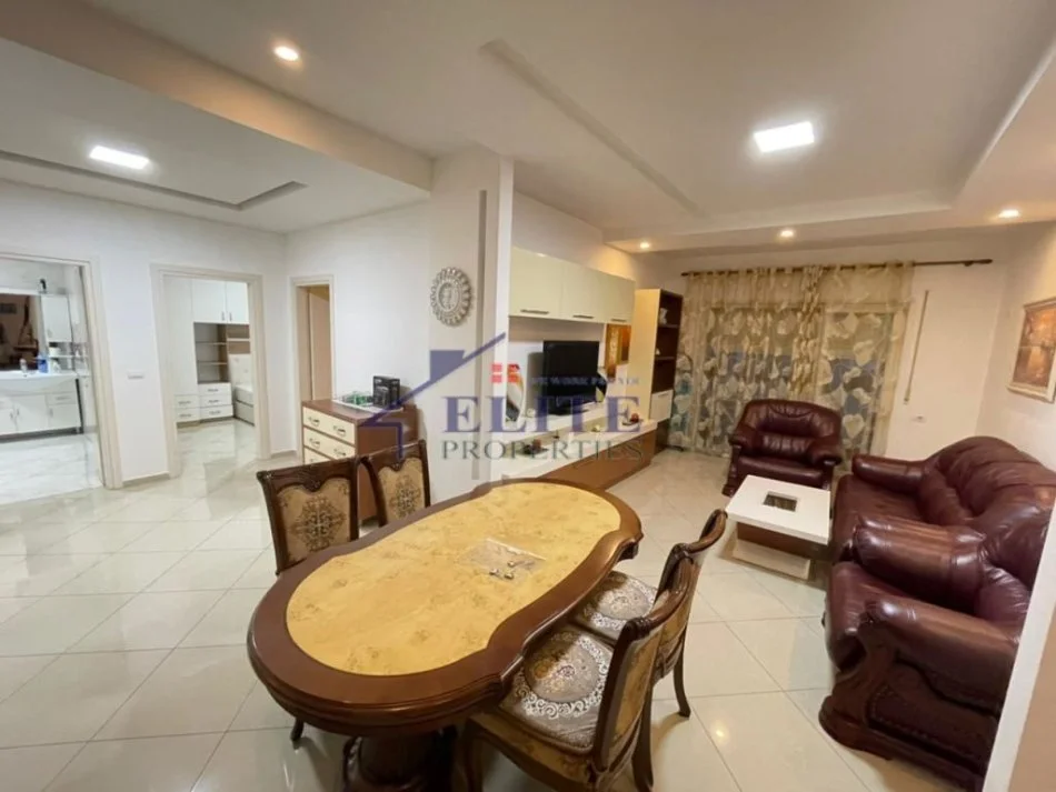 Tirane, jepet me qera apartament 2+1+Ballkon Kati 4, 120 m² 700 € (Zogu i Zi)