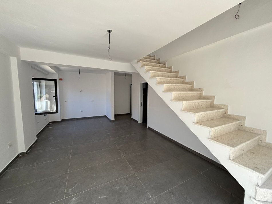 Tirane, shitet apartament duplex Dublex Kati 5, 93 m² 