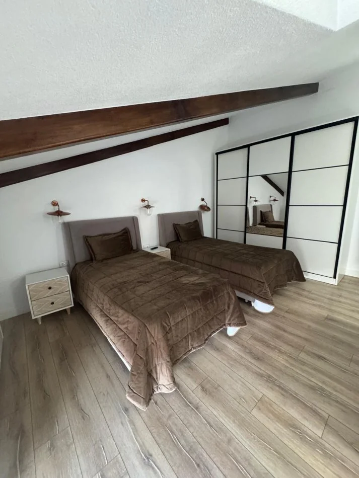 Tirane, jepet me qera apartament 3+1+Ballkon Kati 2, 250 m² 2.200 € (Teg)