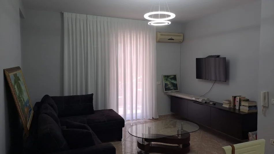 Tirane, jepet me qera apartament 1+1 Kati 2, 65 m² 500 € (Kompleksi Kolombo Liqeni i Thate)