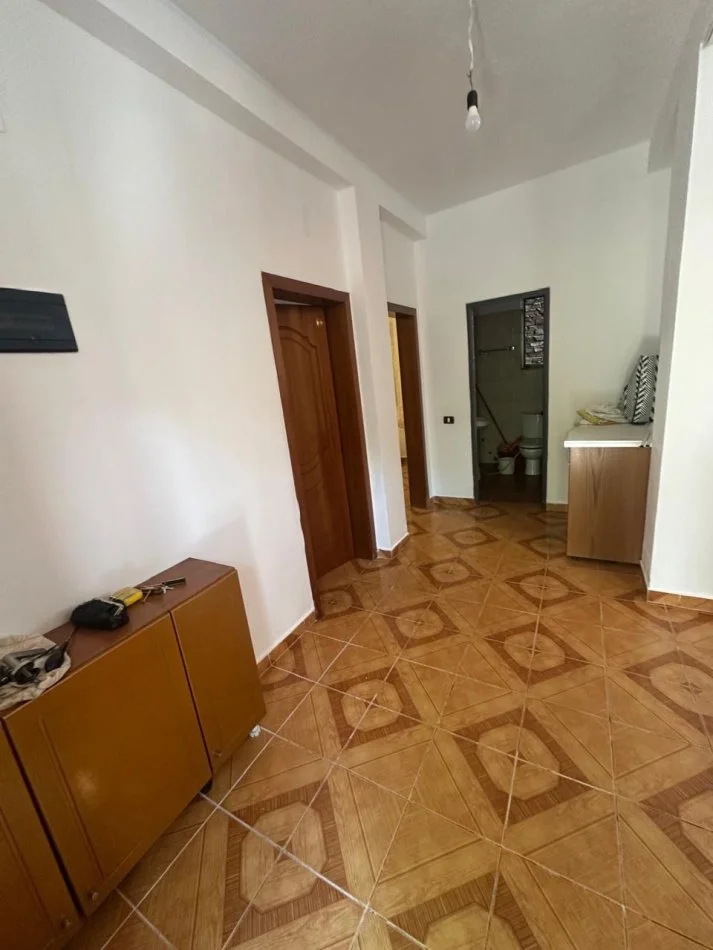 Tirane, jepet me qera apartament 2+1 Kati 1, 87 m² 350 € (Hamdi Pepa)