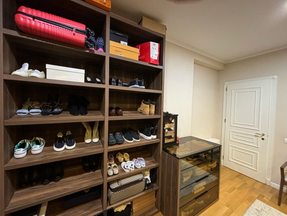 Tirane, shitet apartament 3+1+Ballkon Kati 1, 171 m² 390.000 €