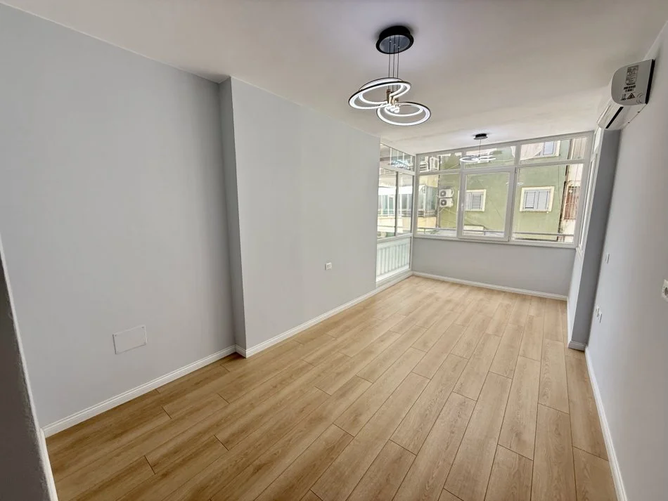 Tirane, shitet apartament 2+1+Ballkon Kati 2, 93 m² 265.000 € (Rruga Him Kolli)