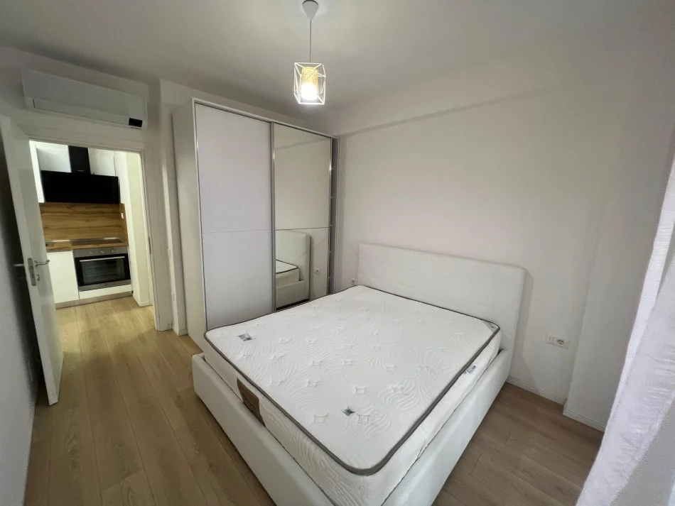 Tirane, jepet me qera apartament 1+1+Ballkon Kati 3, 65 m² 600 € (Frosina plaku)
