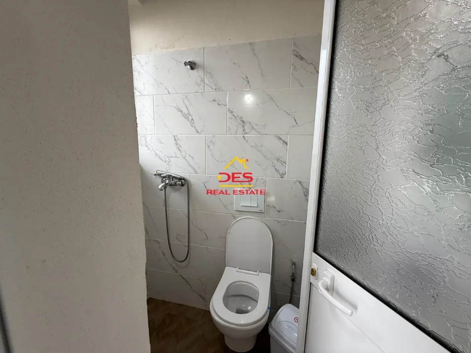 Vlore, jepet me qera apartament Kati 0, 45 m² 250 € (Rruga Dhimitër Konomi)