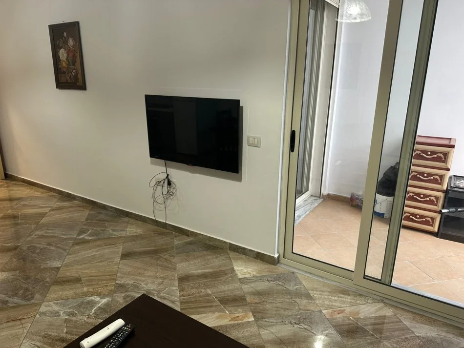 Tirane, jepet me qera apartament 1+1+Ballkon Kati 5, 70 m² 400 € (Te Wel ASTIR)