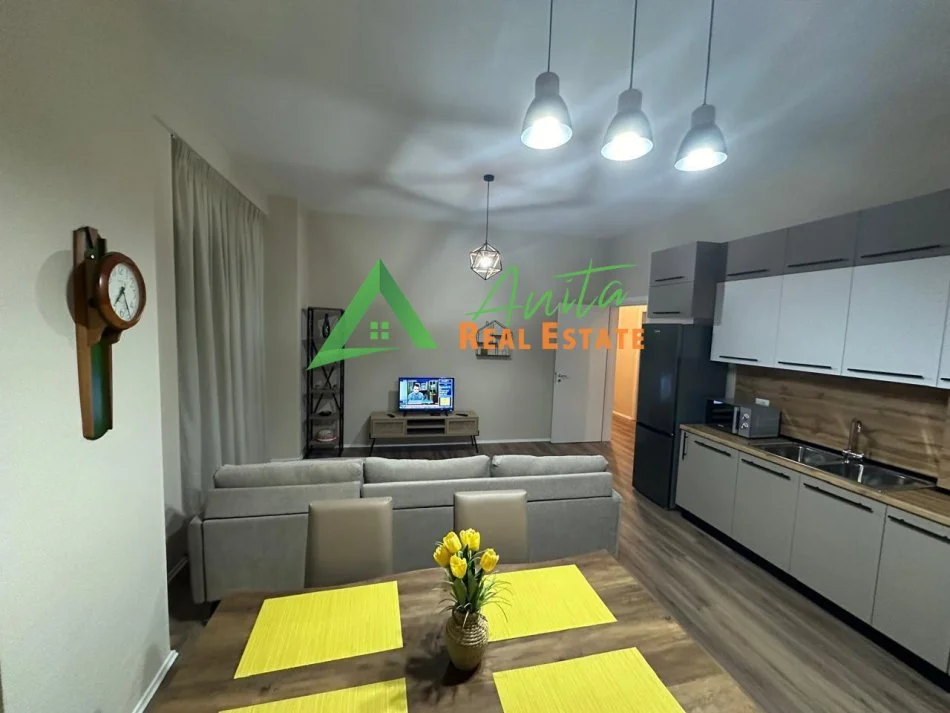 Tirane, jepet me qera apartament 2+1+Ballkon Kati 8, 110 m² 700 € (Pazari i Ri)