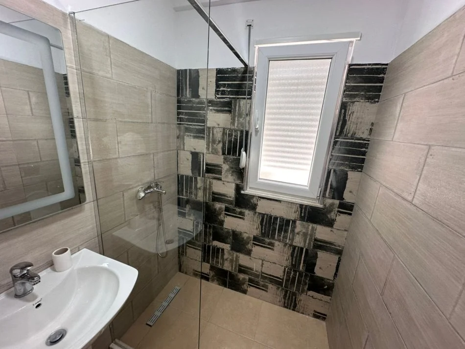 Tirane, jepet me qera apartament 1+1+Ballkon Kati 3, 65 m² 600 € (rruga Hasan Vogli)