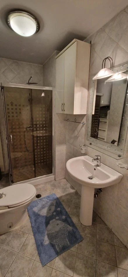 Tirane, jap me qera apartament 2+1+Ballkon Kati 7, 120 m² 850 € (Prane Gjimnazit Ismail Qemali)