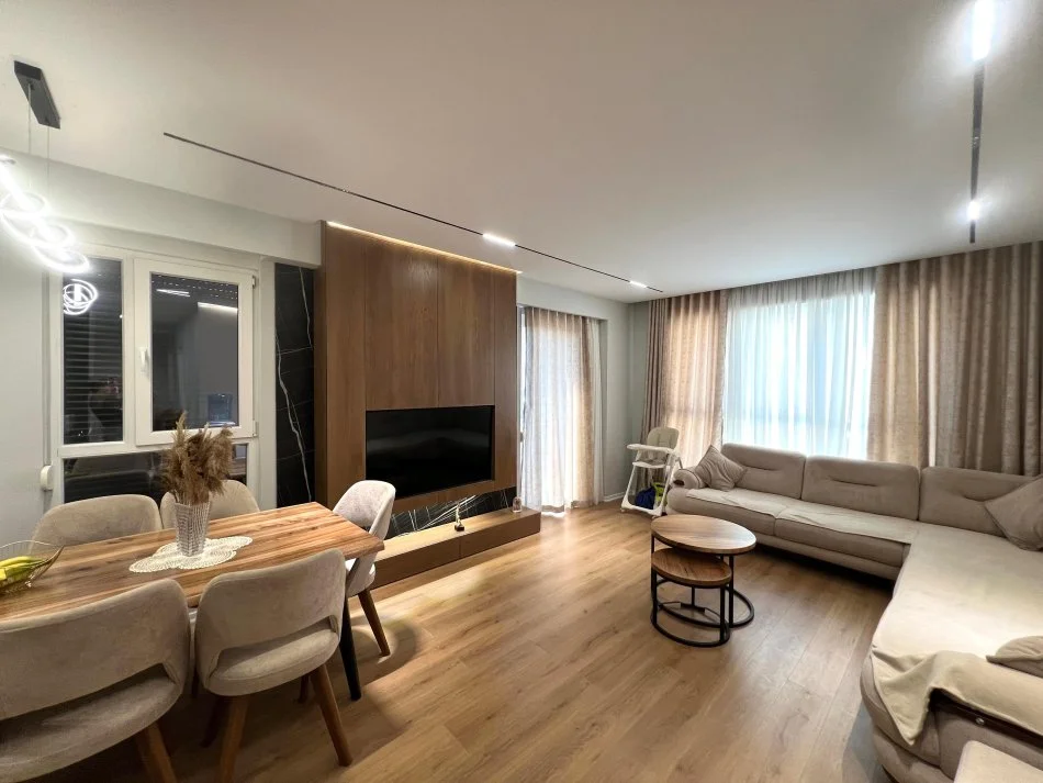 Tirane, jepet me qera 2+1+Ballkon Kati 6, 100 m² 850 € (DON BOSKO)