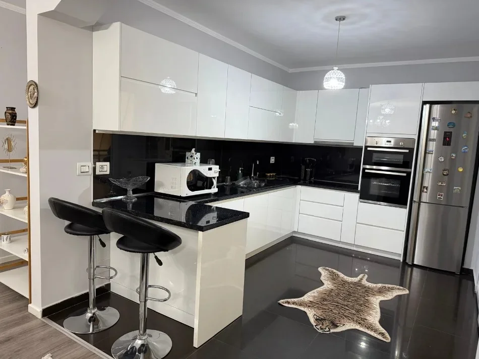 Tirane, jepet me qera apartament 2+1+Aneks+Ballkon Kati 2, 150 m² 1.500 € (Liqeni i thate , Kopshti botanik , Kopshti zoologjik)