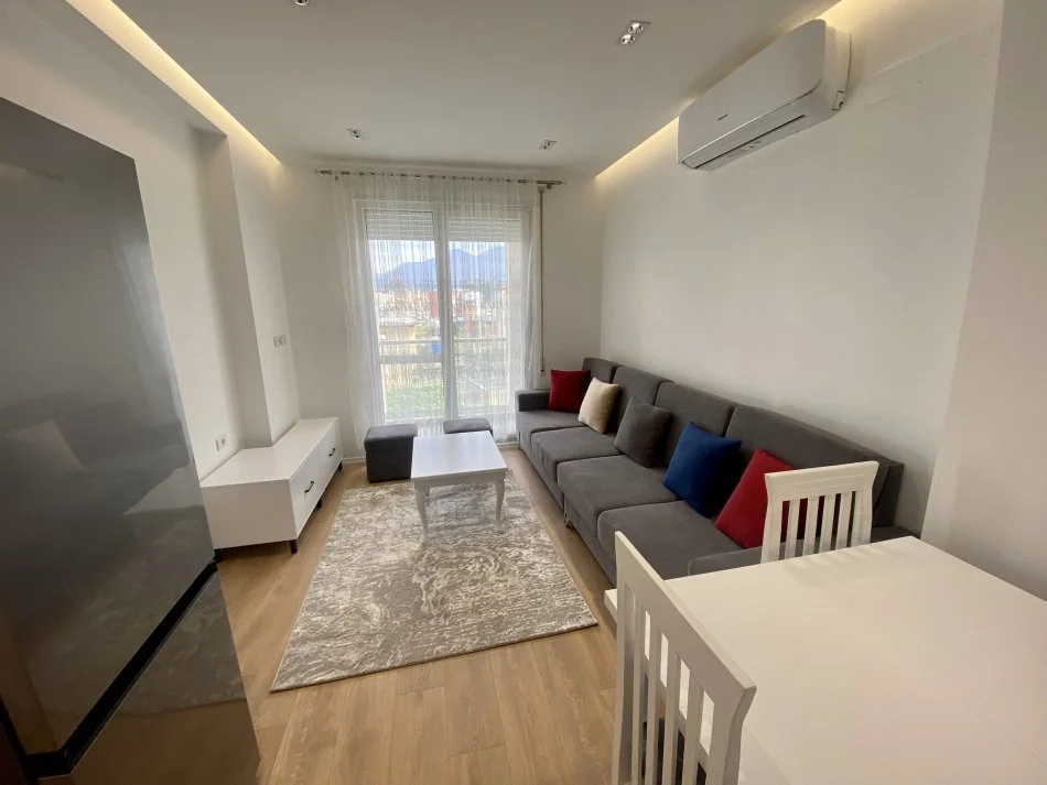 Tirane, jepet me qera apartament 2+1+Ballkon Kati 1, 75 m² 500 € (Prane Tregut Ushqimor, Selite)