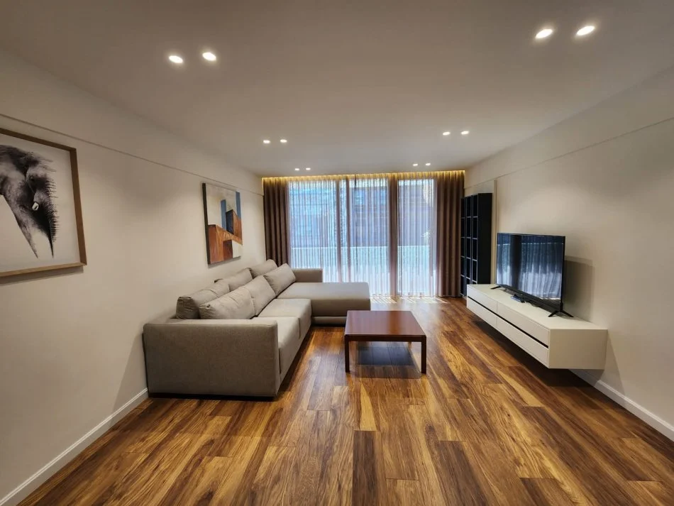 Tirane, jepet me qera apartament 2+1 , 120 m² 1.200 € (ne Qender)