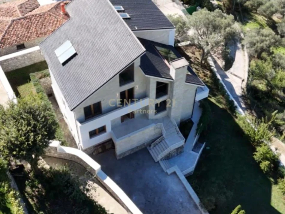 Tirane, jepet me qera apartament 5+1 Kati 4, 650 m² 3.000 € (PETRELË)