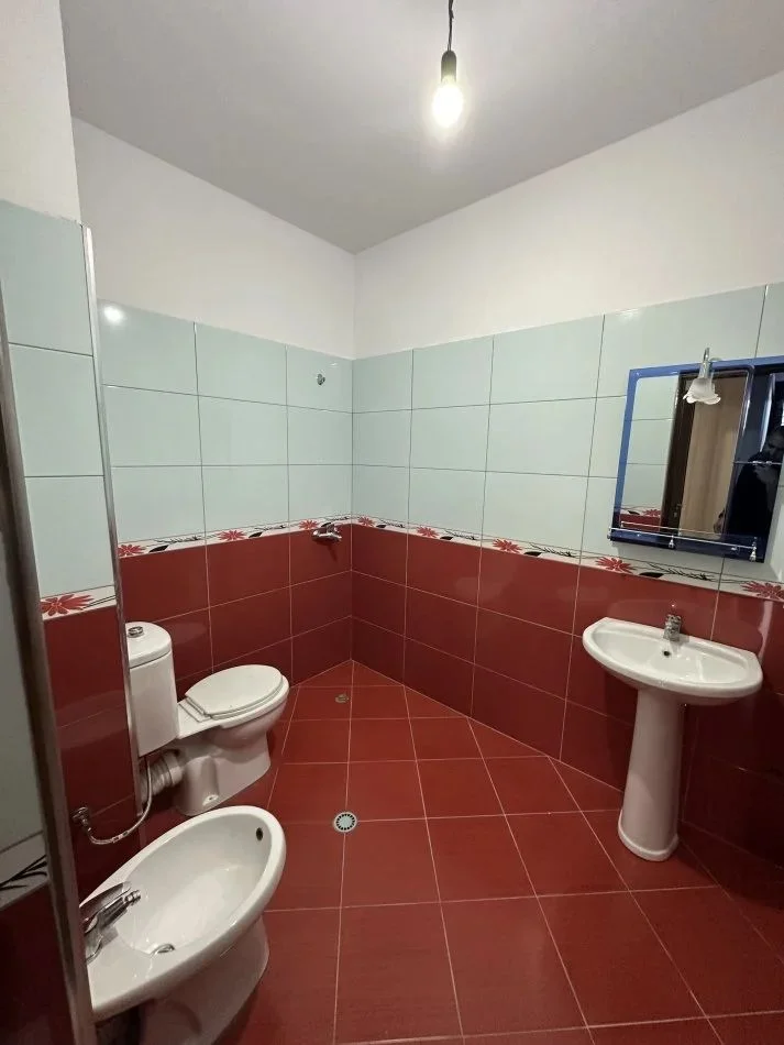Tirane, jepet me qera apartament 2+1+Ballkon Kati 2, 100 m² 550 € (ASTIR)