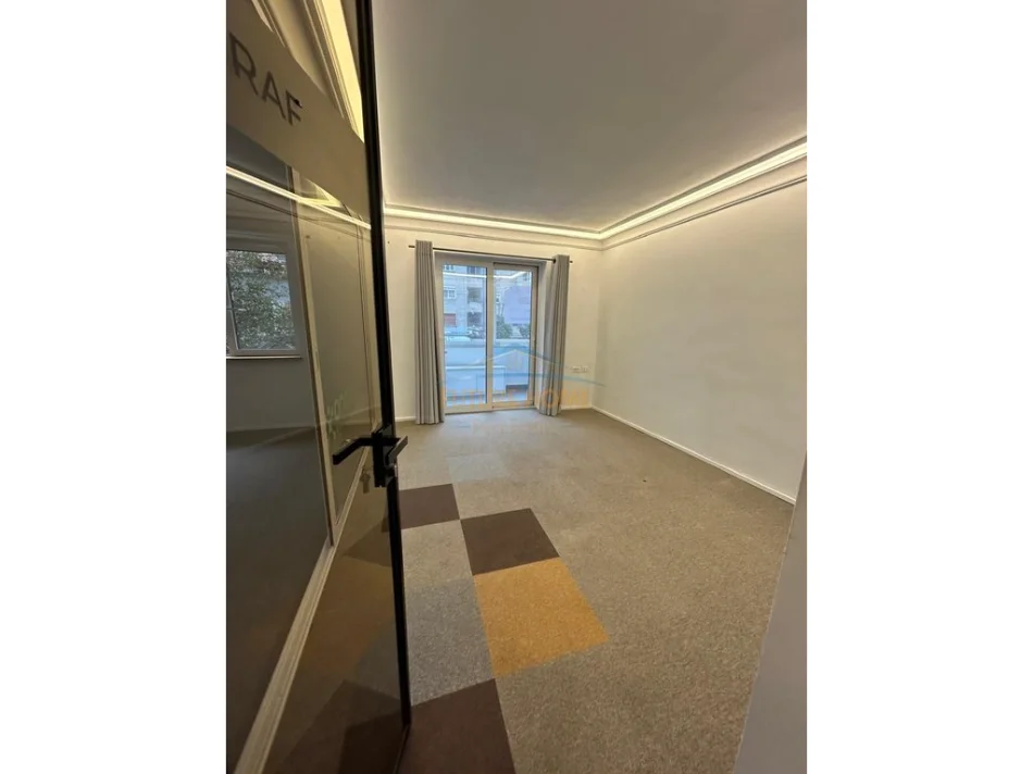 Tirane, jepet me qera ambjent biznesi Kati 2, 130 m² 1.500 € (21 dhjetori)