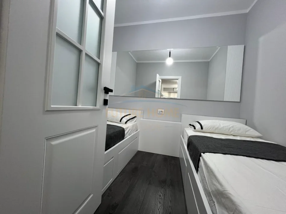 Tirane, jepet me qera apartament 2+1 Kati 4, 77 m² 900 € (Usluga, Stacioni i Trenit)