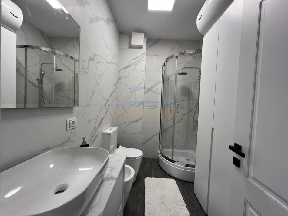 Tirane, jepet me qera apartament 2+1 Kati 4, 77 m² 900 € (Usluga, Stacioni i Trenit)