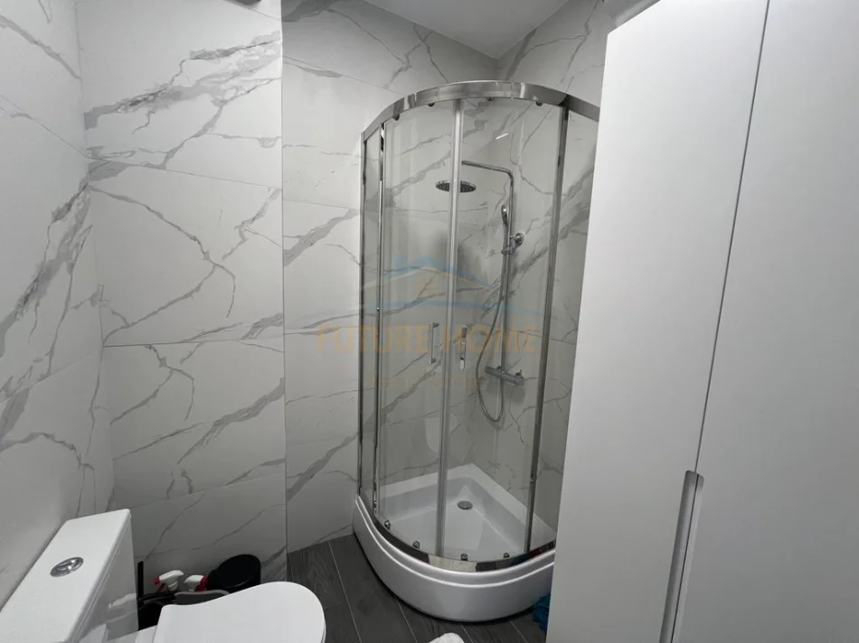 Tirane, jepet me qera apartament 2+1+Ballkon Kati 4, 77 m² 900 € (Usluga)