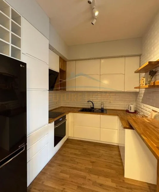 Tirane, jepet me qera apartament 2+1 Kati 5, 80 m² 600 € (Kompleksi Mangalem, Ali Demi)