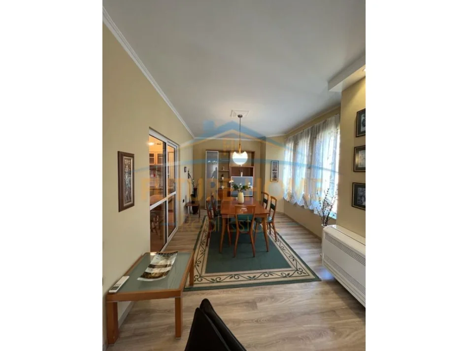 Tirane, jepet me qera apartament 1+1 Kati 3, 105 m² 600 € (Rruga e Barrikadave)