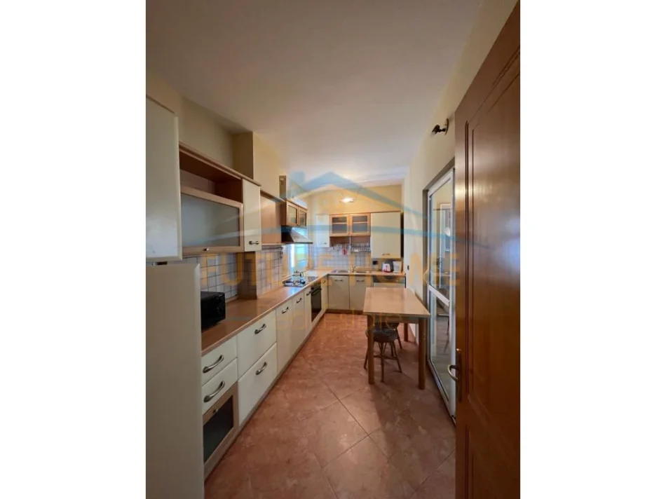 Tirane, jepet me qera apartament 1+1 Kati 3, 105 m² 600 € (Rruga e Barrikadave)