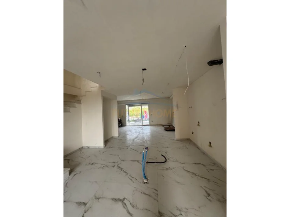Tirane, shitet apartament duplex 3+1 Kati 1, 194 m² 223.000 € (FRESK)