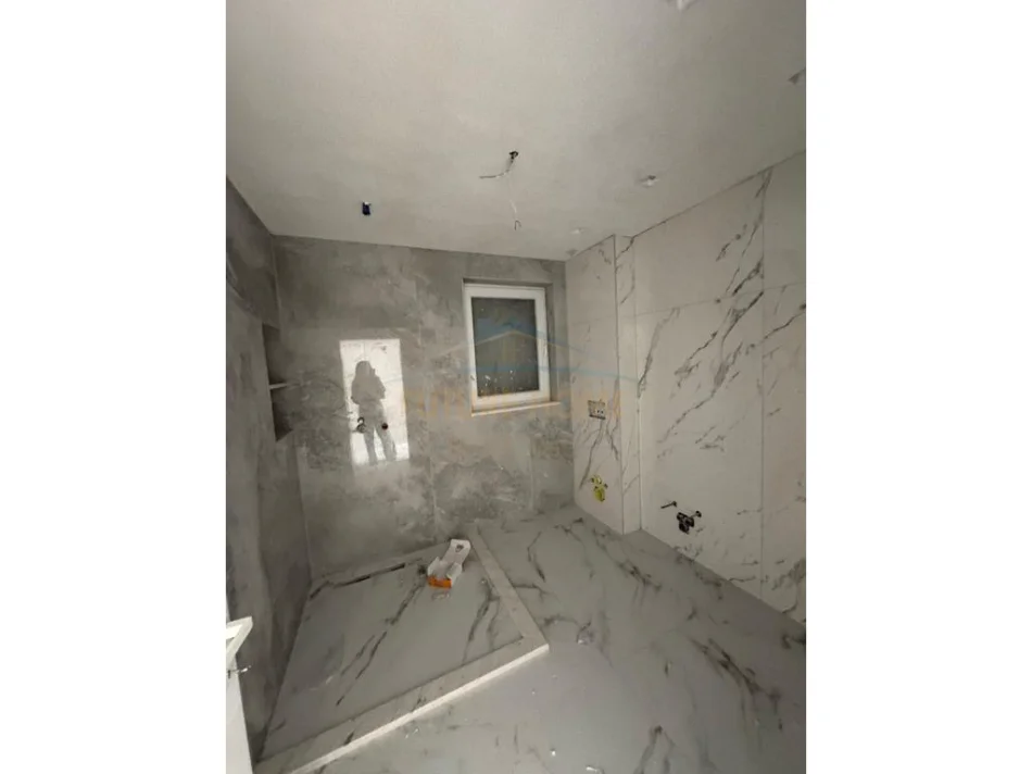 Tirane, shitet apartament duplex 3+1 Kati 1, 194 m² 223.000 € (FRESK)