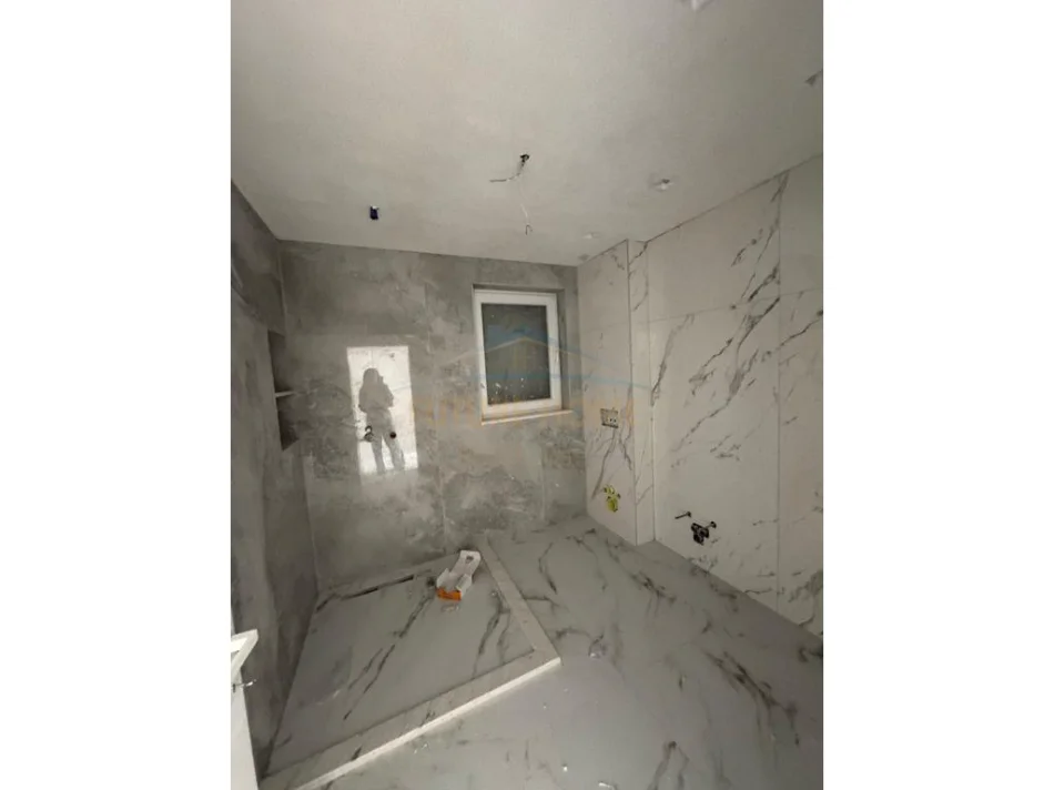 Tirane, shitet apartament Dublex Kati 0, 194 m² 223.000 € (Fresk)