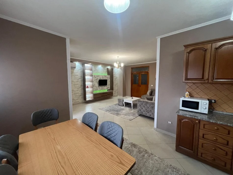 Durres, jap me qera apartament 2+1+Aneks Kati 10, 699 € (Vollga Lagja 1)