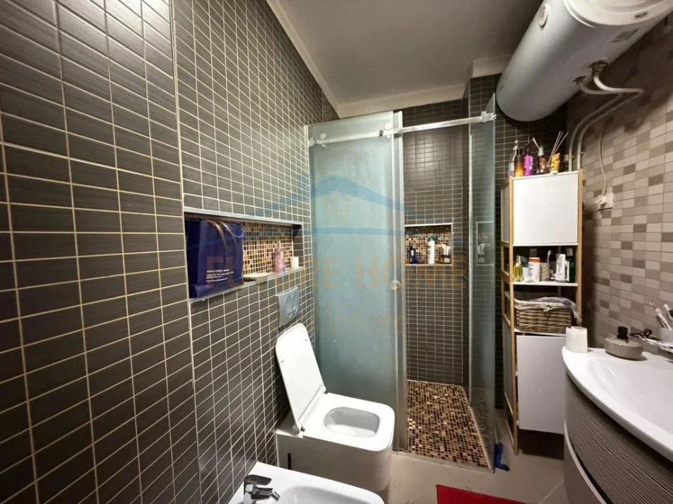 Tirane, shitet apartament 2+1 Kati 2, 105 m² 300.000 € (Rruga Frosina Plaku)